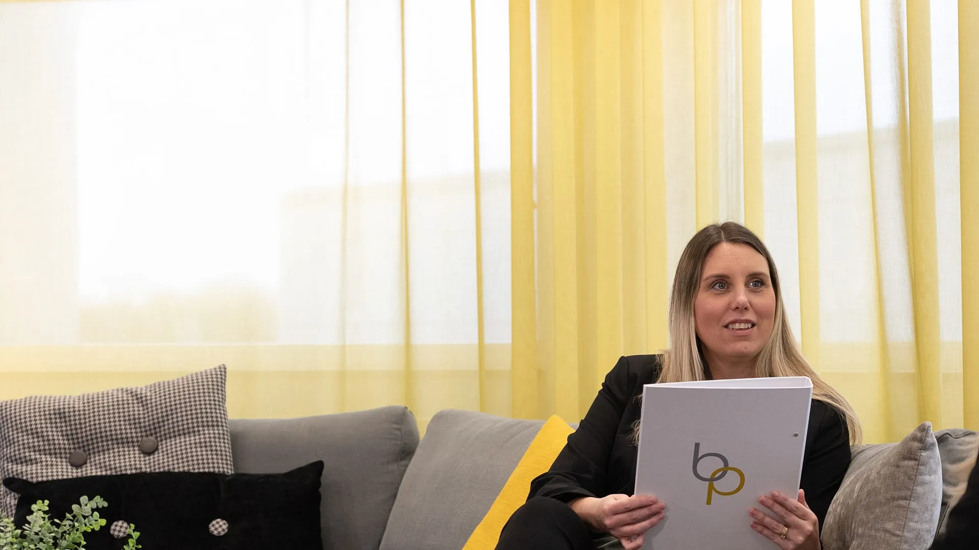 Medarbetare på Bolagspartner med en surfplatta